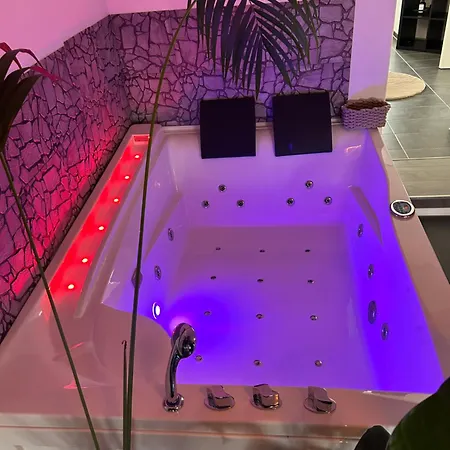 Wellness Mit Whirlpool Und Sauna منزل للإقامة *